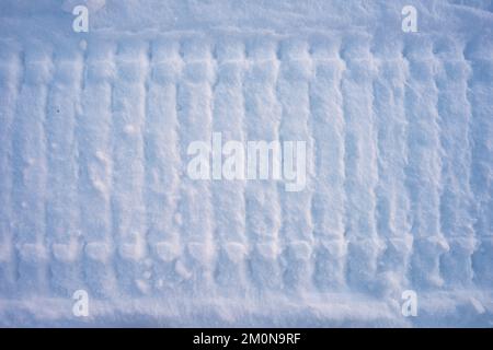 piste de motoneige sur neige fondue. Hiver Banque D'Images