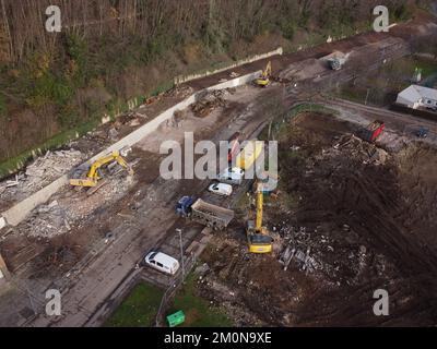 Galashiels, Royaume-Uni. 07th décembre 2022. Daltons Demolition Ltd, poursuivre le démantèlement des blocs d'appartements à Beech Avenue, Galashiels. L'élimination des déchets et des déchets ItÕs fait partie de la première phase du programme de régénération de Upper Langlee, qui comprend la démolition de 97 propriétés et de 64 garages. ( Credit: Rob Gray/Alamy Live News Banque D'Images