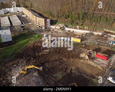 Galashiels, Royaume-Uni. 07th décembre 2022. Daltons Demolition Ltd, poursuivre le démantèlement des blocs d'appartements à Beech Avenue, Galashiels. L'élimination des déchets et des déchets ItÕs fait partie de la première phase du programme de régénération de Upper Langlee, qui comprend la démolition de 97 propriétés et de 64 garages. ( Credit: Rob Gray/Alamy Live News Banque D'Images