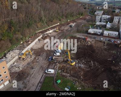 Galashiels, Royaume-Uni. 07th décembre 2022. Daltons Demolition Ltd, poursuivre le démantèlement des blocs d'appartements à Beech Avenue, Galashiels. L'élimination des déchets et des déchets ItÕs fait partie de la première phase du programme de régénération de Upper Langlee, qui comprend la démolition de 97 propriétés et de 64 garages. ( Credit: Rob Gray/Alamy Live News Banque D'Images