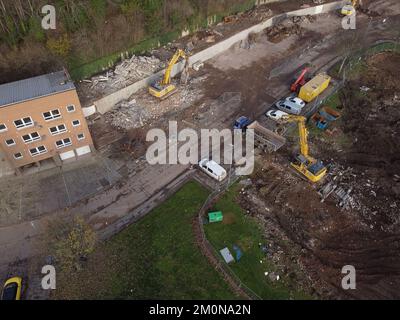 Galashiels, Royaume-Uni. 07th décembre 2022. Daltons Demolition Ltd, poursuivre le démantèlement des blocs d'appartements à Beech Avenue, Galashiels. L'élimination des déchets et des déchets ItÕs fait partie de la première phase du programme de régénération de Upper Langlee, qui comprend la démolition de 97 propriétés et de 64 garages. ( Credit: Rob Gray/Alamy Live News Banque D'Images