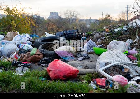 Belgrade, Serbie - 17 novembre 2022: Les ordures et les ordures à l'enfouissement ont scatronné partout à Belgrade, Serbie Banque D'Images