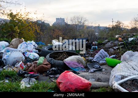 Belgrade, Serbie - 17 novembre 2022: Les ordures et les ordures à l'enfouissement ont scatronné partout à Belgrade, Serbie Banque D'Images