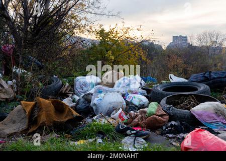 Belgrade, Serbie - 17 novembre 2022: Les ordures et les ordures à l'enfouissement ont scatronné partout à Belgrade, Serbie Banque D'Images