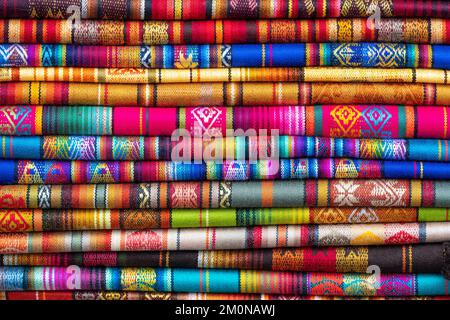 Couleurs vibrantes des textiles traditionnels des Andes sur le marché de l'art et de l'artisanat, Otavalo, Equateur. Textiles trouvés en Bolivie, au Pérou et en Équateur. Banque D'Images