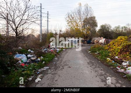 Belgrade, Serbie - 17 novembre 2022: Les ordures et les ordures à l'enfouissement ont scatronné partout à Belgrade, Serbie Banque D'Images