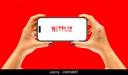 Cracovie, Pologne - 07 décembre 2022: IPhone 14 Pro dans les mains d'une femme, application Netflix. Banque D'Images