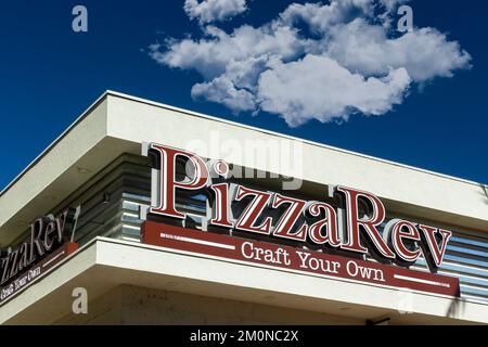 BURBANK, CA, USA - 19 SEPTEMBRE 2015 : extérieur et panneau du restaurant PizzaRev. Banque D'Images