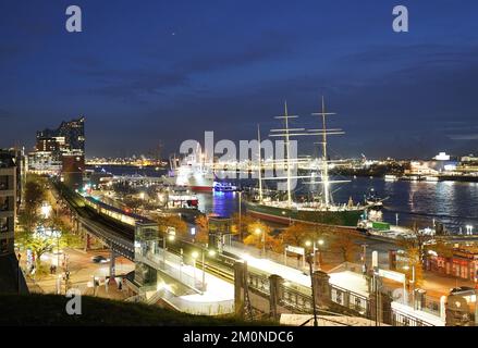 Hambourg, Allemagne. 07th décembre 2022. Les navires et les bâtiments de Baumwall et d'Überseebrücke sont éclairés dans la lumière du soir du port de Hambourg. Credit: Marcus Brandt/dpa/Alay Live News Banque D'Images