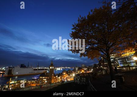 Hambourg, Allemagne. 07th décembre 2022. Les navires et les bâtiments du Landungsbrücken sont éclairés dans la lumière du soir au port de Hambourg. Credit: Marcus Brandt/dpa/Alay Live News Banque D'Images