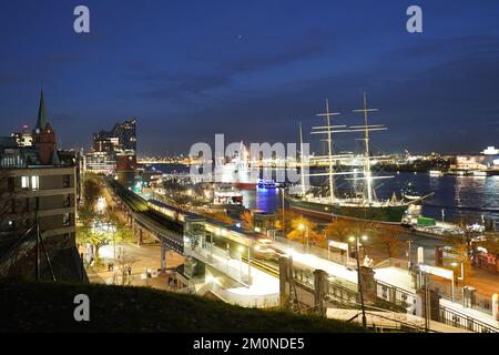 Hambourg, Allemagne. 07th décembre 2022. Les navires et les bâtiments de Baumwall et d'Überseebrücke sont éclairés dans la lumière du soir du port de Hambourg. Credit: Marcus Brandt/dpa/Alay Live News Banque D'Images