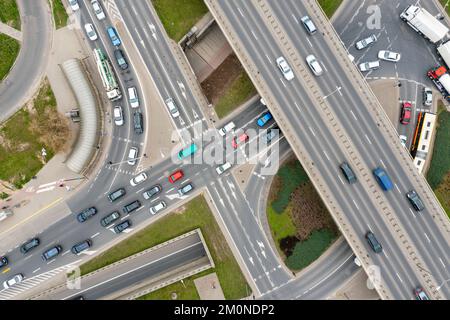 Intersection à plusieurs niveaux paysage aérien, perspective directement au-dessus Banque D'Images