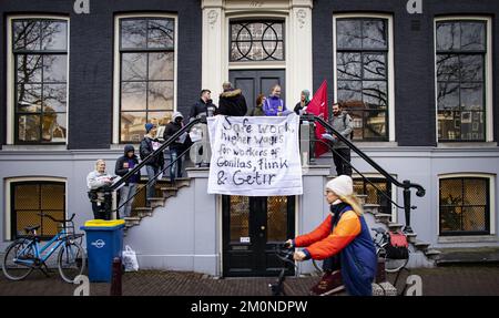 AMSTERDAM - 07/12/2022, Flash livreurs lors de la remise d'une pétition à l'employeur Getir. Les coursiers ne sont pas satisfaits des matériaux disponibles et d'un salaire équitable. Deux cents livreurs de Flink, Gorillas et Getir ont signé la pétition du FNV. ANP RAMON VAN FLYMEN pays-bas sortie - belgique sortie Banque D'Images