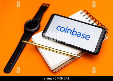 Sur cette photo, un logo Coinbase apparaît sur un smartphone. Banque D'Images