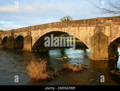Vue sur le pont d'Edisford au-dessus de la rivière Ribble, Clitheroe, Lancashire, Royaume-Uni Europe Banque D'Images