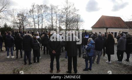 Illerkirchberg, Allemagne. 07th décembre 2022. Des centaines de personnes pleurent la fille tuée à Illerkirchberg. Un porte-parole de la police a parlé d'un nombre incroyable de personnes qui sont venues au cimetière mercredi 07.12.2022 pour dire Au revoir à l'enfant de 14 ans. (À dpa 'des centaines de personnes disent Au revoir à 14 ans à Illerkirchberg') Credit: Ralf Zwiebler/dpa/Alay Live News Banque D'Images