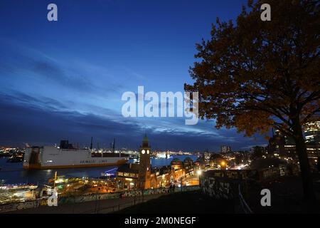 Hambourg, Allemagne. 07th décembre 2022. Les navires et les bâtiments du Landungsbrücken sont éclairés dans la lumière du soir du port de Hambourg. Credit: Marcus Brandt/dpa/Alay Live News Banque D'Images