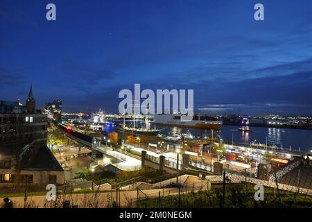 Hambourg, Allemagne. 07th décembre 2022. Les navires et les bâtiments de Baumwall et d'Überseebrücke sont éclairés dans la lumière du soir du port de Hambourg. Credit: Marcus Brandt/dpa/Alay Live News Banque D'Images