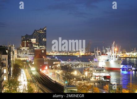 Hambourg, Allemagne. 07th décembre 2022. Les navires et les bâtiments de Baumwall et d'Überseebrücke sont éclairés dans la lumière du soir au port de Hambourg. Credit: Marcus Brandt/dpa/Alay Live News Banque D'Images