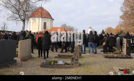 Illerkirchberg, Allemagne. 07th décembre 2022. Des centaines pleurent la fillette tuée à son enterrement dans le cimetière d'Illerkirchberg. Un porte-parole de la police a parlé d'un nombre incroyable de personnes qui sont venues au cimetière mercredi 07.12.2022 pour dire Au revoir à l'enfant de 14 ans. (À dpa 'des centaines de personnes disent Au revoir à 14 ans à Illerkirchberg') Credit: Ralf Zwiebler/dpa/Alay Live News Banque D'Images