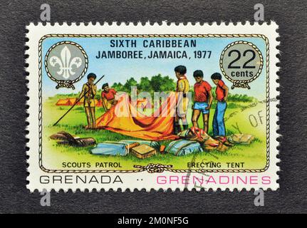 : Timbre-poste annulé imprimé par Grenade, qui montre Scouts, Sixième Jamboree Scout des Caraïbes, Jamaïque, vers 1977. Banque D'Images