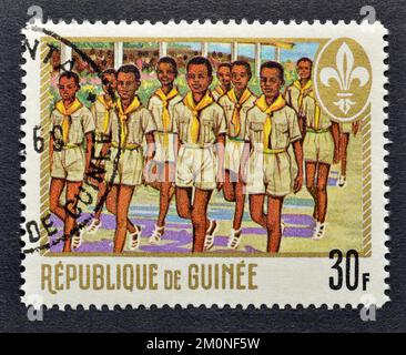 Timbre-poste annulé imprimé par la République de Guinée, qui montre Scouts, vers 1969. Banque D'Images