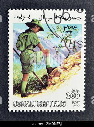 Timbre-poste annulé imprimé par la République somalienne, qui montre Scouts, vers 1999. Banque D'Images