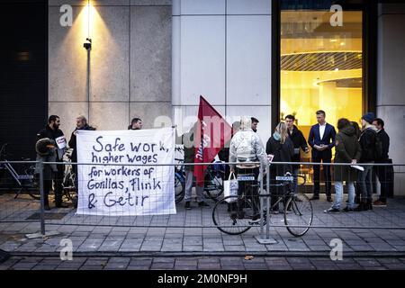 AMSTERDAM - 07/12/2022, Flash livreurs lors de la remise d'une pétition à l'employeur Flink. Les coursiers ne sont pas satisfaits des matériaux disponibles et d'un salaire équitable. Deux cents livreurs de Flink, Gorillas et Getir ont signé la pétition du FNV. ANP RAMON VAN FLYMEN pays-bas sortie - belgique sortie Banque D'Images