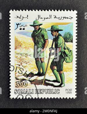 Timbre-poste annulé imprimé par la République somalienne, qui montre Scouts, vers 1999. Banque D'Images