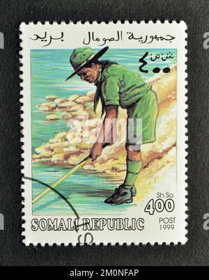 Timbre-poste annulé imprimé par la République somalienne, qui montre Scouts, vers 1999. Banque D'Images