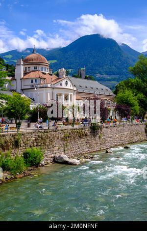 Sur le Passerpromede, Passer avec l'ancien hôtel spa, Merano, Tyrol du Sud, Italie, Europe Banque D'Images