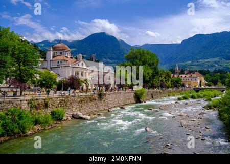 Sur le Passerpromede, Passer avec l'ancien hôtel spa, Merano, Tyrol du Sud, Italie, Europe Banque D'Images