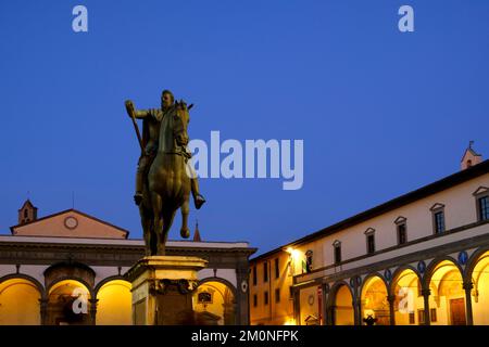 Statue équestre de Ferdinando i de' Medici (1549-1609), Cardinal et Grand Duc de Toscane, crépuscule sur la Piazza della Santissima Annunziata, Florence Banque D'Images