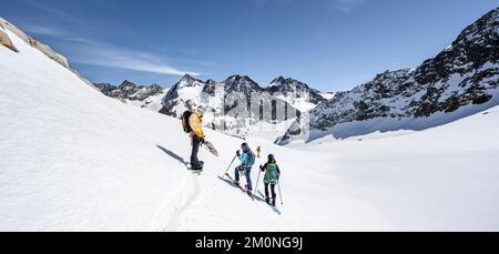 Les amateurs de ski et de surf sur la descente à Verborgen-Berg Ferner, derrière le sommet de Westliche Seespitze et Östliche Seespitze, vue dans la vallée Banque D'Images