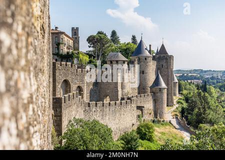 Vue panoramique de la ville médiévale de Carcassonne en France contre le ciel d'été Banque D'Images