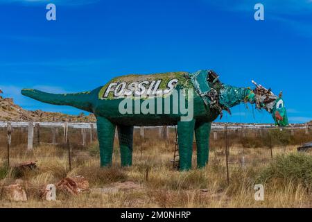 Dinosaure brut à la boutique de bois pétrifié de Stewart le long de la route 66 près de Holbrook, Arizona, États-Unis [aucune autorisation de propriété; licence éditoriale uniquement] Banque D'Images