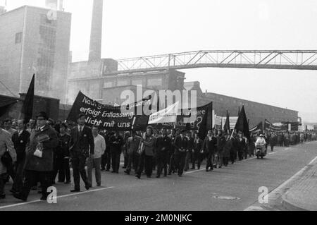 2000 travailleurs, employés et parents ont manifesté à Wuppertal le 18.4.1972 avec des drapeaux noirs de deuil et des drapeaux rouges de protestation contre la perte de Banque D'Images