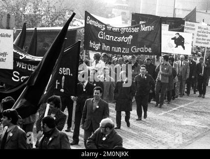 2000 travailleurs, employés et parents ont manifesté à Wuppertal le 18.4.1972 avec des drapeaux noirs de deuil et des drapeaux rouges de protestation contre la perte de Banque D'Images