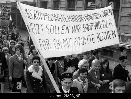 2000 travailleurs, employés et parents ont manifesté à Wuppertal le 18.4.1972 avec des drapeaux noirs de deuil et des drapeaux rouges de protestation contre la perte de Banque D'Images