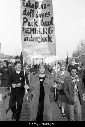 2000 travailleurs, employés et parents ont manifesté à Wuppertal le 18.4.1972 avec des drapeaux noirs de deuil et des drapeaux rouges de protestation contre la perte de Banque D'Images