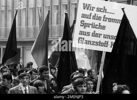 2000 travailleurs, employés et parents ont manifesté à Wuppertal le 18.4.1972 avec des drapeaux noirs de deuil et des drapeaux rouges de protestation contre la perte de Banque D'Images