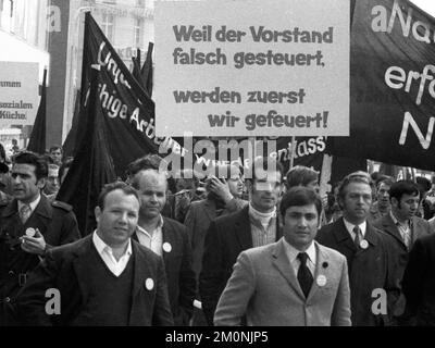 2000 travailleurs, employés et parents ont manifesté à Wuppertal le 18.4.1972 avec des drapeaux noirs de deuil et des drapeaux rouges de protestation contre la perte de Banque D'Images