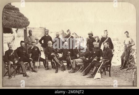 Portrait de groupe des soldats britanniques pendant la seconde guerre anglo-afghane, Afghanistan, 1878. Photographie de John Burke (1843 - 1900) Banque D'Images