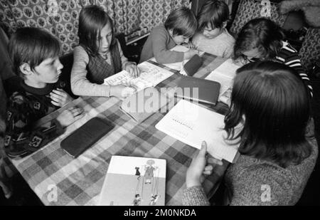 Les résidents de ce refuge de sans-abri à Düsseldorf, situé directement sur l'autoroute, ici au 11,6.1974, sont principalement des familles avec beaucoup de childr Banque D'Images