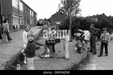 Les résidents de ce refuge de sans-abri à Düsseldorf, situé directement sur l'autoroute, ici au 11,6.1974, sont principalement des familles avec beaucoup de childr Banque D'Images