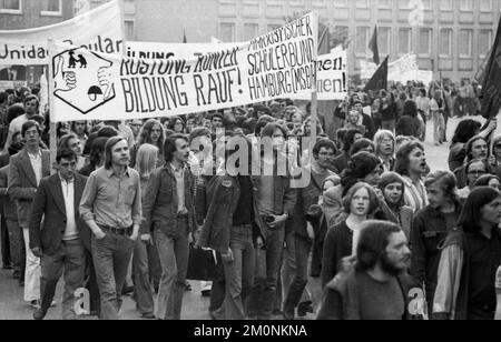 Au cours du quatrième Congrès fédéral du SDAJ affilié au DKP, les délégués ont manifesté à Hanovre le 19 mai 1974 pour leurs demandes de co-détermination et Banque D'Images