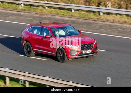 2021 Rouge SUV HYBRIDE ENFICHABLE JAGUAR F-PACE RDYNAMIC S D MHEV AWD Suv Hybride R-DYNAMIC S sur l'autoroute M61, Royaume-Uni Banque D'Images