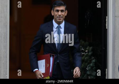 LONDRES, ROYAUME-UNI 7TH DÉCEMBRE 2022. Le Premier ministre Rishi Sunak quitte la rue Downing numéro 10 pour les QG à la Chambre des communes. Banque D'Images