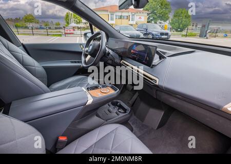 Belle vue de l'intérieur voiture électrique BMW iX40. Suède. Uppsala. Banque D'Images