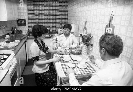 La patineuse allemande Dagmar Lurz ici sur 19.01.1976 dans la maison de ses parents entourée de sa famille et de parents à Dortmund a été couronnée de succès à la Banque D'Images